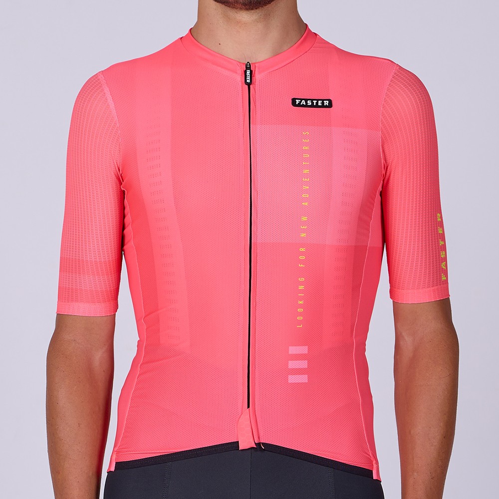 Maillot de manga corta Wing de color salmón flúor y diseño minimalista.